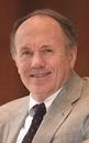 El estadounidense Edward C. Prescott también ganador del Nobel de Economía.

Su contribución respecto a las teorías cíclicas de fluctuaciones económicas se considera 'de gran relevancia' tanto para los análisis macroeconómicos, como para las políticas fiscales de numerosos países. 

Los estudios formulados por ambos profesores sirvieron asimismo para actualizar teorías ya desarrolladas hacia los años 60, pero que con las turbulencias económicas de los 70, las fluctuaciones inflacionistas y la evolución del desempleo precisaban de una nueva perspectiva y percepción.