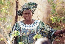 La ambientalista keniana Wangari Maathai ganó el premio Nobel de la Paz por su trabajo como líder del Movimiento Cinturón Verde, que busca darle mayor poder a la mujer, mejorar el medio ambiente y luchar contra la corrupción.