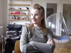 La novelista, dramaturga y poeta austriaca Elfriede Jelinek ganó el Premio Nobel de Literatura debido al 'flujo musical de voces y contravoces en sus novelas y obras de teatro, que revelan lo absurdo de los clichés de la sociedad.