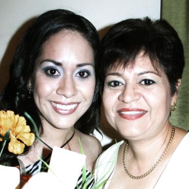 Cristina Pizarro Serna acompañada por su mamá, María del Carmen Serna García, en el festejo pre nupcial que le ofreció.