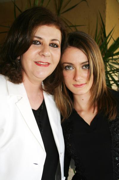 María Elena Willey y Paulette Willwy.