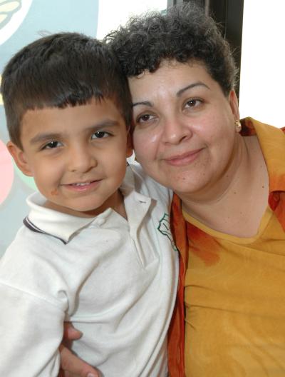 Roberto André Amador Frayre con su mamá Isela Frayre en reciente festejo infantil.