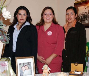 Con motivo de su cercano enlace matrimonial, Laura López Mora disfrutó de una despedida de soltera que le ofrecieron Karla Susana López Mora y Mayté Romero de López.
