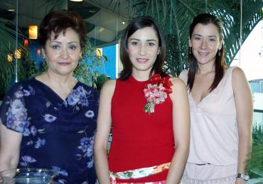 Ana Echávez Lechuga acompañada por las organizadoras de su despedida de soltera, Evangelina Echávez y Evangelina Lechuga.