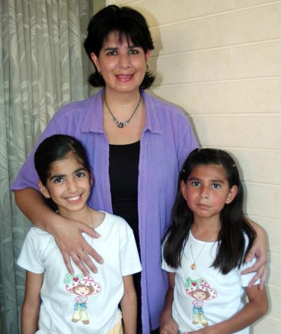 María José cumplió ocho años de vida y los festejó acompañada por su mamá Cecilia Camacho de Barrón y su hermana Cecy.