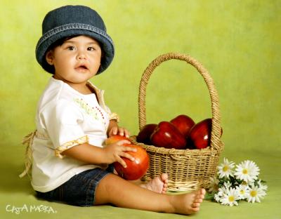 Oralecsi Sotelo Aldama, en una fotografía de estudio con motivo de su primer año de vida., es hijita del Lic. Héctor Sotelo y de la Ing. Oralia aldama de Sotelo.