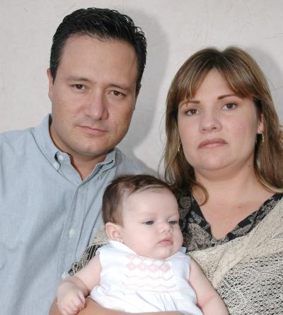 Gerardo Ramírez Pastrana e Ivonne Maycotte de Ramírez con la pequeña Daniela Ramírez Ávila, en pasado festejo social.