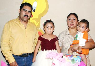  16 de octubre de 2004

Darina Itzel Arriaga Sánchez cumpló cinco años y sus papás, Raymundo y Lorena Arriaga,la festejaron con agradable convivio.