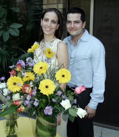 Alma Huguette de Alba y Carlos Fahur Cervantes disfrutaron de una despedida de solteros, que  les ofrecieron un grupo de amistades por su cercano enlace nupcial.