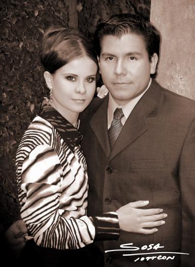Jorge Chávez Suárez y L.D.G. Brenda Salum Castillo efestuaron su presentación religiosa, en la parroquia del Santo Cristo el sábado 18 de septiembre de 2004.