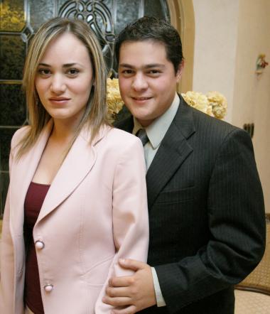 17 de octubre de 2004

 Sr. José Eduardo Chávez Villarreal y L.R.H. Flor Hernández Rascón contrajeron matrimonio civil el sábado nueve de octubre de 2004.