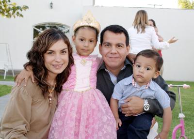 Edna de la Torre de Rodríguez y Rodolfo Rodríguez con sus hijos Edna y Rudym, en pasado festejo infantil.