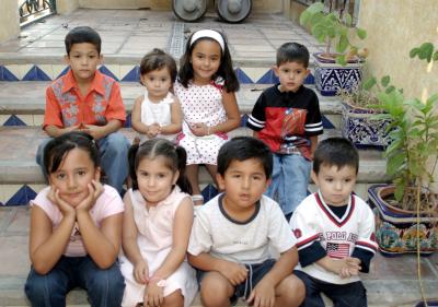 La pequeña Constanza Martínez acompañada por un grupo de amiguitos, en la fiesta que  le ofrecieron por su cuarto cumpleaños.