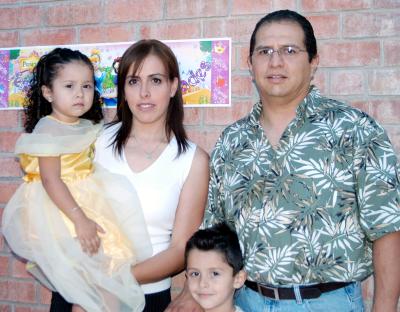 María Fernanada Manjarrez Saucedo celebró su tercer cumpleñaos con una merienda que le ofrecieron sus papás, Rogerio Manjarrez y Georgina de Manjarrez y su hermanito Rogerio.