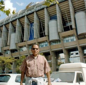 Federico Jiménez de Dios, captado frente al estadio Santiago Bernabeu, sede del equipo Real Madrid.