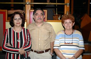Ivonne Motola de Leal, Gabriel Leal y Diana Motola Berlanga.