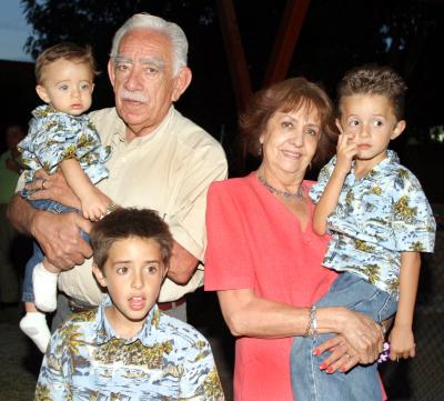 Diego Anaya Aguirre acompañado por sus abuelos, señores Ricardo Anaya y Soledad de Anaya y por sus hermanos Miguel Ángel y Guillemo