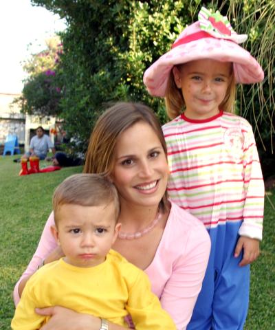 La festejada en compañía de su mamá, Irene de Fernández y el pqueño Fer.