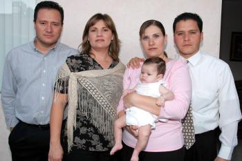  18 de octubre de 2004

Gerardo Ramírez Pastrana, Ivone Maycotte de Ramírez, Roberto Ramírez Pastrana, Liliana de Ramírez y la pequeña Daniela Ramírez Ávila, en pasado acontecimiento social.