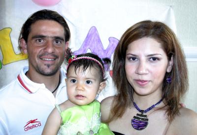  19 de octubre de 2004

Melani Farida Metlich junto a sus papás Pablo Arturo Metrlich  y Elodia Molina