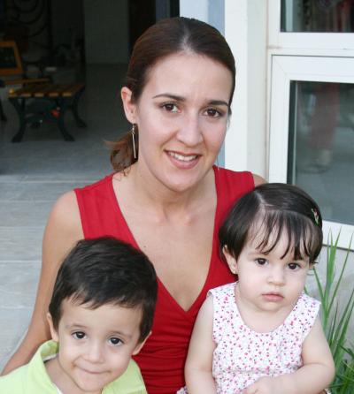 Juan Carlos y Fernando Issa junto a su mamá Susana Beltrán  de Issa
