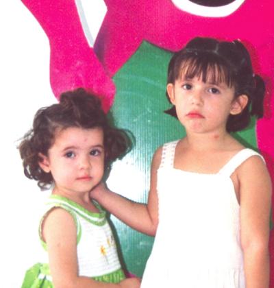 Loretta Meléndez Hiriart acompañada por su hermana Julia, el día que la festejaron al cumplir cuatro años.