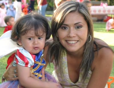 Massiel Manzanera de Anaya con su hijita Isabela Anaya Manzanera