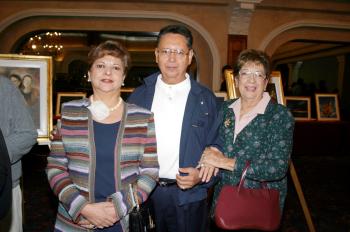  21 de octubre de 2004

Margarita Obregón de Galindo, Carlos Obregòn y Carolina Jover de Obregón, captados en reciente exposición.