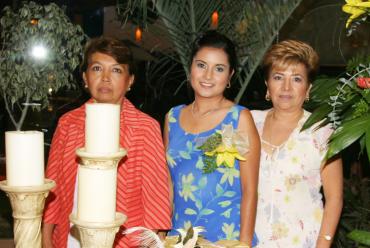  23 de octubre de 2004

Liliana Mora Aguilar acompañada por las organizadoras de su despedida, Delfina Rodríguez y María del Carmen.