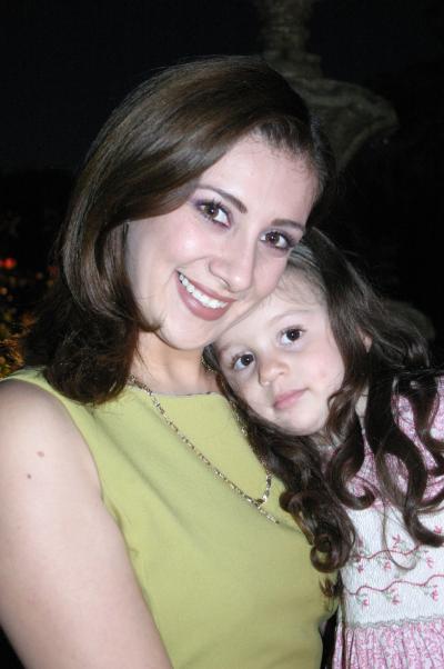 Astrid Casale Frausto con su hija Nayla Camila, en pasado festejo social.