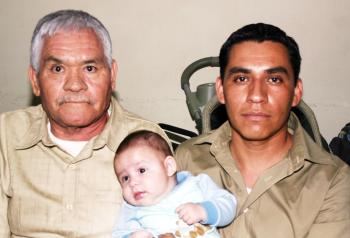  23 de octubre de 2004

Miguel Ángel Tovar Sieres, Miguel Ángel Tovar Ramírez y Miguel Ángel Tovar Aguilera, captados en reciente acontecimiento.