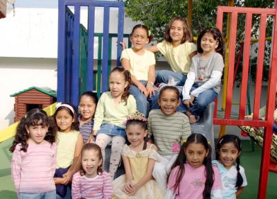 La pequeña Regina González Orozco acompañada de amiguitos en su fiesta de cumpleaños2