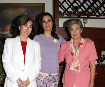 Mónica Saldaña de Villar festejó su cumpleñaos con un grato festejó que le ofrecieron su mamá, Martha Wolff de Saldaña y su hermana Martha Castrellón.