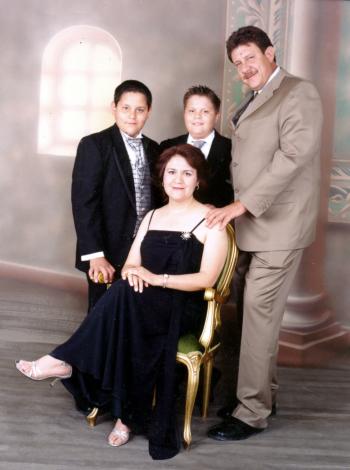 Ricardo Mercado Dávila y Sofía Ivonne Vera Jáquez celebraron recientemente sus 13 años de casados, acompañados por sus hijos Sergio David y Ricardo Mercado Vera.