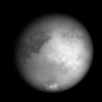 La tarea inmediata de 'Cassini' es recoger información acerca de la atmósfera y la superficie de Titán antes de que 'Huygens' se lance en paracaídas a través del manto de gases que envuelve a la Luna saturnina.