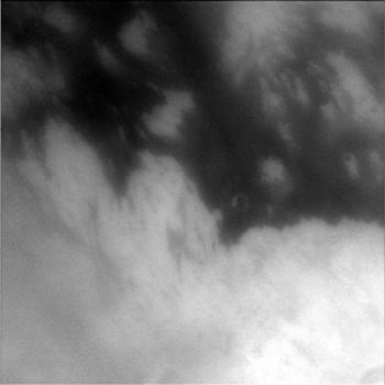 En su segunda aproximación a Titán, 'Cassini' estuvo a unos mil 200 kilómetros del satélite y, en su misión de cuatro años, la sonda, que es un proyecto conjunto de la NASA con la Agencia Espacial Europea (ESA), hará un total de 45 aproximaciones, cada vez más cercanas.