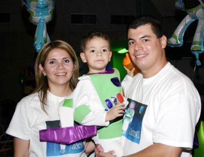 Axel Radames Becerril López el día de su piñata, acompañado por sus paás Arnoldo Radames Becerril Pérez y Perla Gabriela López de Becerril.