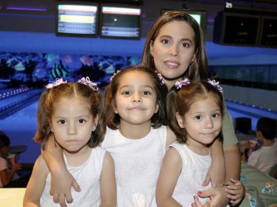 María José, María Isabel y María Alicia Ojeda González con su mamá Rosa Alicia González  de Ojeda, el día que festejaron sus respectivos cumpleaños