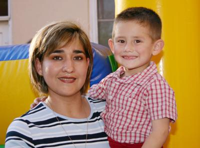  25 de octubre de 2004

Roberto Roiz Bollaìn y Goytia junto a su mamá Sandra Bollaín y Goytia el día que celebró su séptimo cumpleaños.