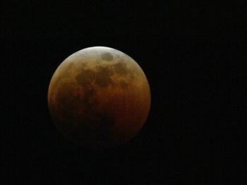 Un Eclipse de Luna ocurre cuando nuestro satélite, en su revolución alrededor de la Tierra, ingresa en el cono de Sombra de nuestro planeta. En ese instante el Sol, la Tierra y la Luna quedan alineados. El cono de Sombra posee dos áreas claramente diferenciadas: una zona oscura interna denominada Umbra o Sombra propiamente dicha y una externa más iluminada denominada Penumbra