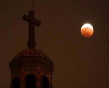 Según pensadores  'el eclipse total de luna es  inocuo' y constituye 'una bella oportunidad para hermanarnos con los  astros y disfrutar del cielo'.