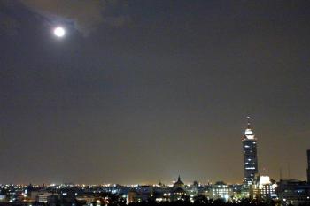 El eclipse de Luna se pudo apreciar en algunas partes a simple vista sin ocasionar daño alguno, en contraste con el eclipse de Sol, que no puede apreciarse directamente porque ocasiona daños severos a la vista, comentó un especialista.