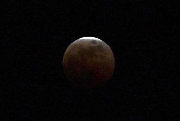 El eclipse adquirió su belleza cuando la luna se ensombreció y luego tomó un color rojizo por la refracción de la luz.