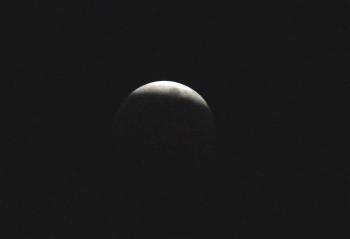 El eclipse se produce cuando ese satélite en su evolución alrededor de nuestro planeta pasa por el cono de sombra de la Tierra, al momento de que los dos astros están alineados con el sol.