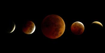Secuencia fotográfica del último eclipse total de luna del año que pudo ser visto por millones de personas en México y América.