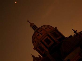 Los mexicanos disfrutaron del último eclipse lunar del año y el de mayor duración en este inicio de siglo.