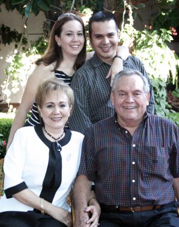 Everardo López Alcalá festejó su cumpleaños con una amena reunión que le organizaron su esposa María del Socorro Rodríguez de López y sus hijos Oneyda y Omar.