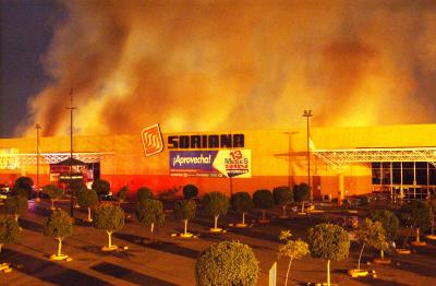 Las enormes lenguas de fuego amenazaban con alcanzar dos tanques de almacenamiento de gas LP ubicados en el área de panadería, sin embargo la oportuna labor de los apagafuegos impidió que hicieran explosión.