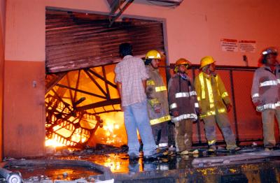 Cerca de noventa elementos de las áreas de Vialidad y Policía Preventiva se dieron a la tarea de acordonar el área para evitar que los cientos de curiosos se acercaran y entorpecieran las labores del personal de Bomberos y Protección Civil, que en esos momentos luchaban para controlar el fuego.