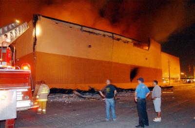 A cenizas quedaron reducidos los más de ocho mil 500 metros cuadrados del piso de ventas del centro comercial Soriana Oriente, luego de que al parecer un flamazo en el área de cocina provocara un voraz incendio que en cuestión de minutos se extendió hacia todo el inmueble.